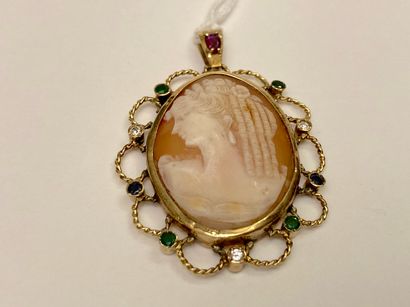 Grand pendentif ovale en or jaune (750 millièmes)...