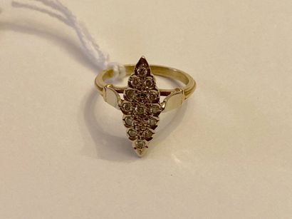 Bague-marquise en or jaune (750 millièmes)...