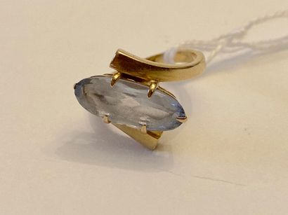 Bague en or jaune (750 millièmes) sertie...