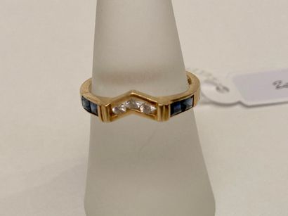 Bague en or jaune (750 millièmes) sertie...