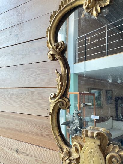Paire de miroirs chantournés italiens à bras...