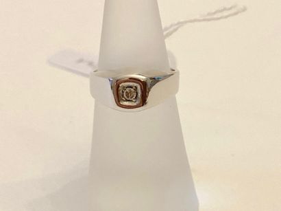 Bague-chevalière en or blanc (750 millièmes)...