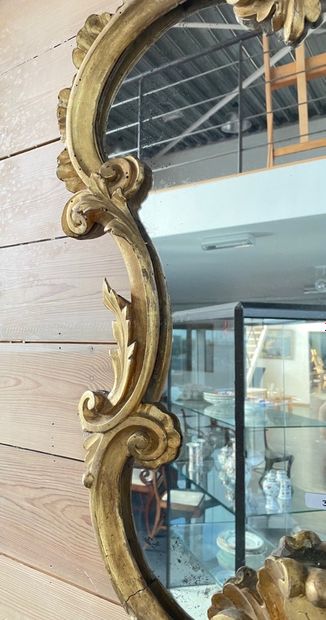 Paire de miroirs chantournés italiens à bras...