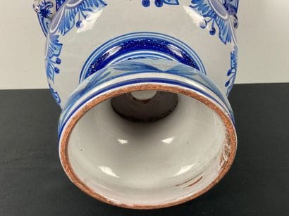 NEVERS
Grand cache-pot en cratère à décor...