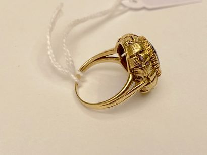 Bague en or jaune (750 millièmes) sertie...
