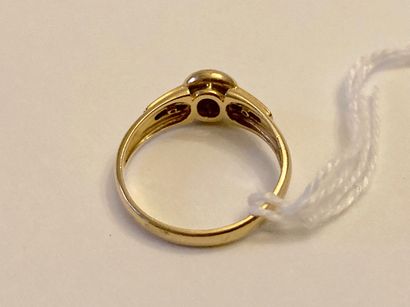 Bague en or jaune (750 millièmes) sertie...