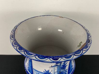 NEVERS
Grand cache-pot en cratère à décor...