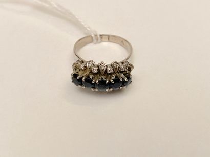 Bague en argent sertie d'une ligne de cinq...