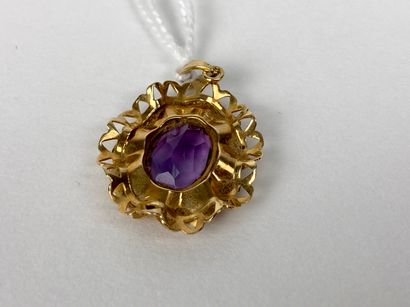 Pendentif ovale en or jaune (750 millièmes)...
