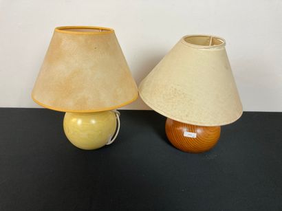 Deux petites lampes de table, fin XXe, bois,...