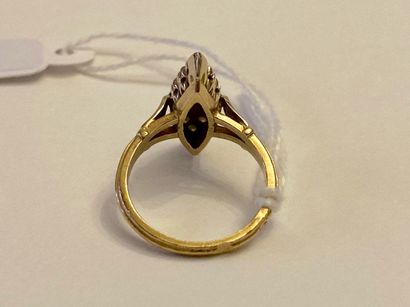 Bague-marquise en or jaune (750 millièmes)...