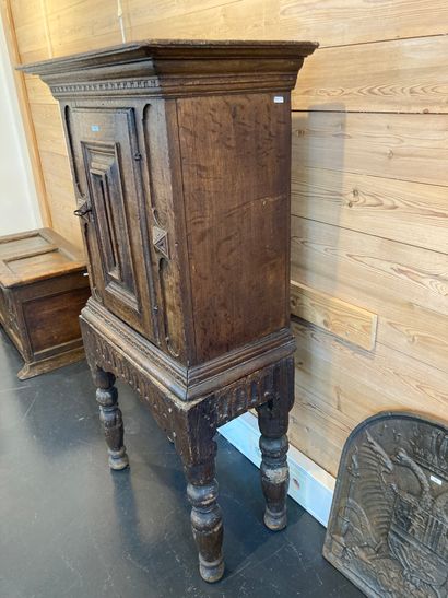 Petit meuble en cabinet ouvrant par un vantail,...