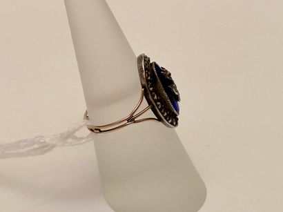 Bague ovale ancienne en or jaune (750 millièmes)...