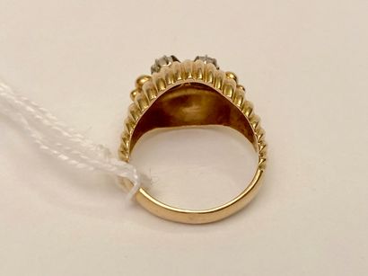 Bague-dôme en or jaune (750 millièmes) sertie...