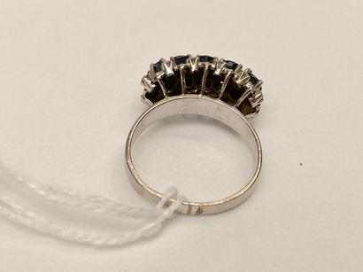 Bague en argent sertie d'une ligne de cinq...