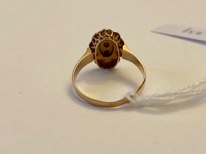 Bague ovale en or jaune (750 millièmes) sertie...