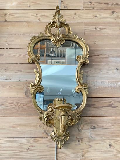 Paire de miroirs chantournés italiens à bras...