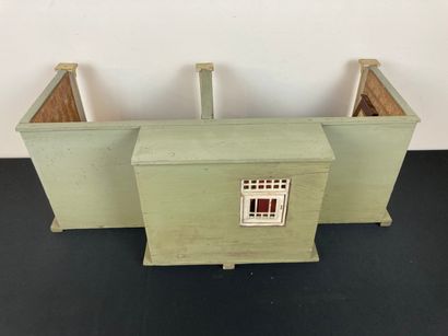 Maison de poupée artisanale avec partie de...