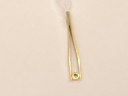 Pendentif figurant une pince de joaillier...