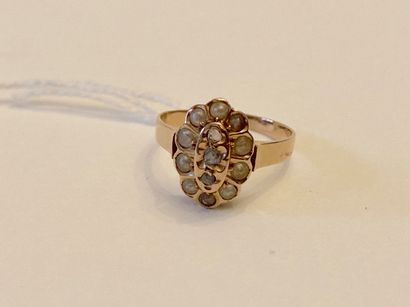 Bague ovale en or jaune (750 millièmes) sertie...