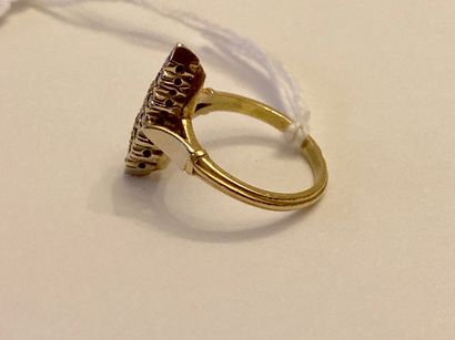 Bague-marquise en or jaune (750 millièmes)...
