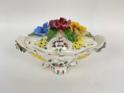 ITALY
Pot-pourri ovale à décor floral polychrome...