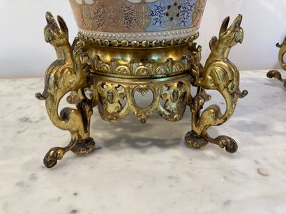 JAPON
Paire de vases à décor polychrome et...