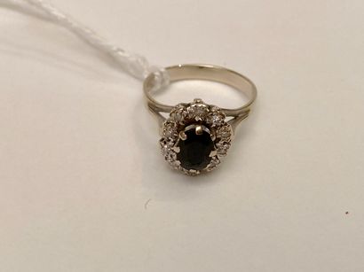 Bague Pompadour en or blanc (750 millièmes)...
