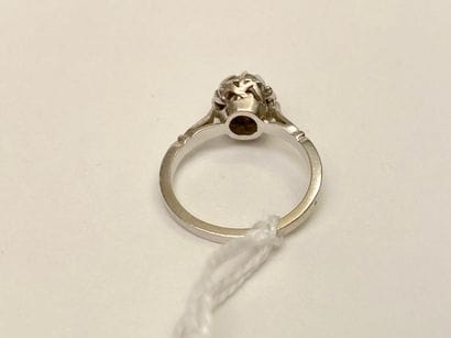 Bague-solitaire en or blanc (750 millièmes)...