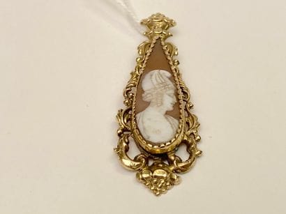 Pendentif baroque en or jaune (750 millièmes)...