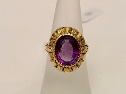 Bague en or jaune (750 millièmes) sertie...