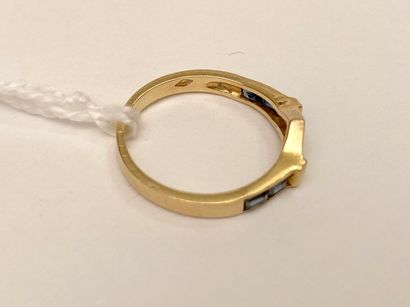 Bague en or jaune (750 millièmes) sertie...