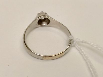 Bague-solitaire en or blanc (750 millièmes)...