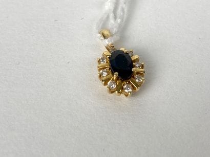 Petit pendentif en or jaune (750 millièmes)...