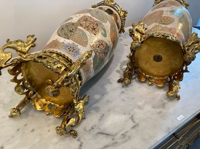 JAPON
Paire de vases à décor polychrome et...