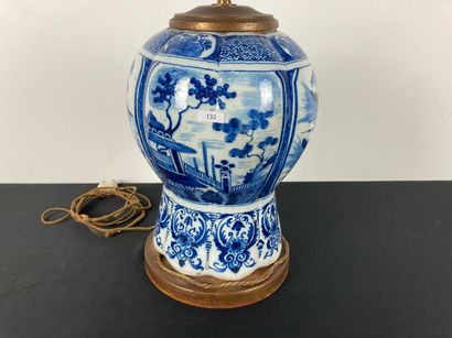 DELFT
Vase en balustre à côtes et décor en...