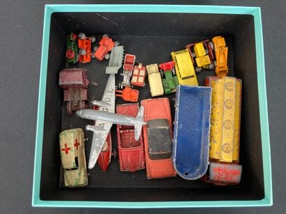 DINKY TOYS et LESNEY - ENGLAND
Varia de véhicules,...