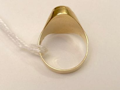 Bague en or jaune (750 millièmes) sertie...