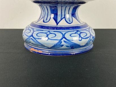 NEVERS
Grand cache-pot en cratère à décor...