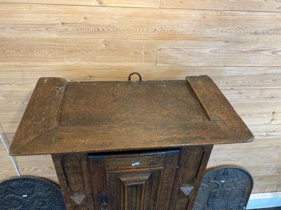 Petit meuble en cabinet ouvrant par un vantail,...
