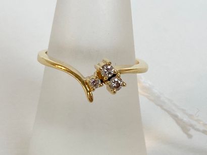 Bague en or jaune (750 millièmes) sertie...