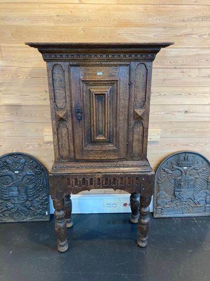 Petit meuble en cabinet ouvrant par un vantail,...