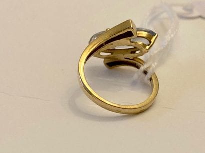 Bague en or jaune (750 millièmes) sertie...