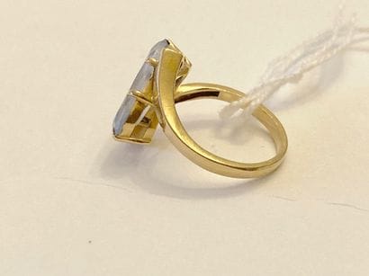 Bague en or jaune (750 millièmes) sertie...