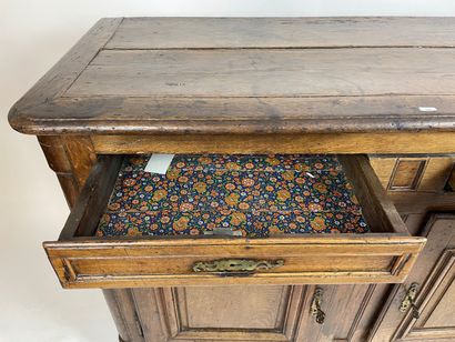 Buffet bas de style Régence ouvrant par deux...