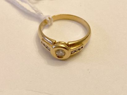 Bague en or jaune (750 millièmes) sertie...