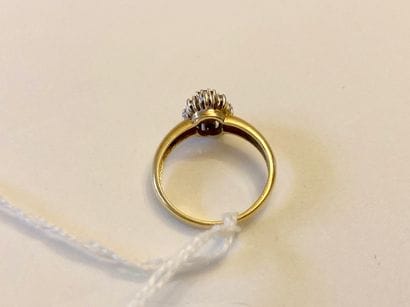 Bague en or jaune (750 millièmes) sertie...
