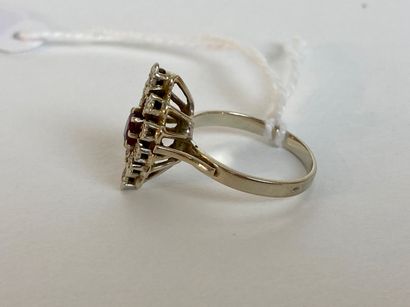 Bague-marquise en or blanc (750 millièmes)...