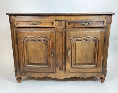 Buffet bas de style Régence ouvrant par deux...