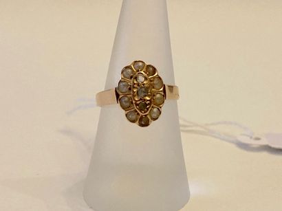 Bague ovale en or jaune (750 millièmes) sertie...
